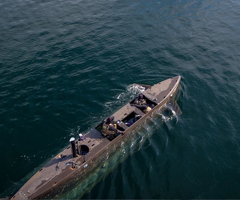 Estos minisubmarinos de origen britnico tienen capacidad para dos tripulantes y seis buceadores, y pueden navegar tanto en superficie como en inmersin. Foto: JFD